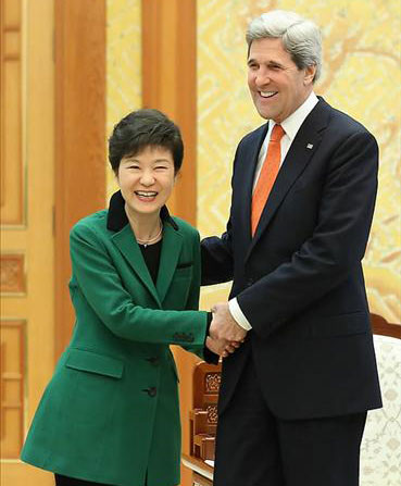 Ngoại trưởng Mỹ Kerry bắt tay Tổng thống Park Geun-hye tại Seoul|bắc ninh